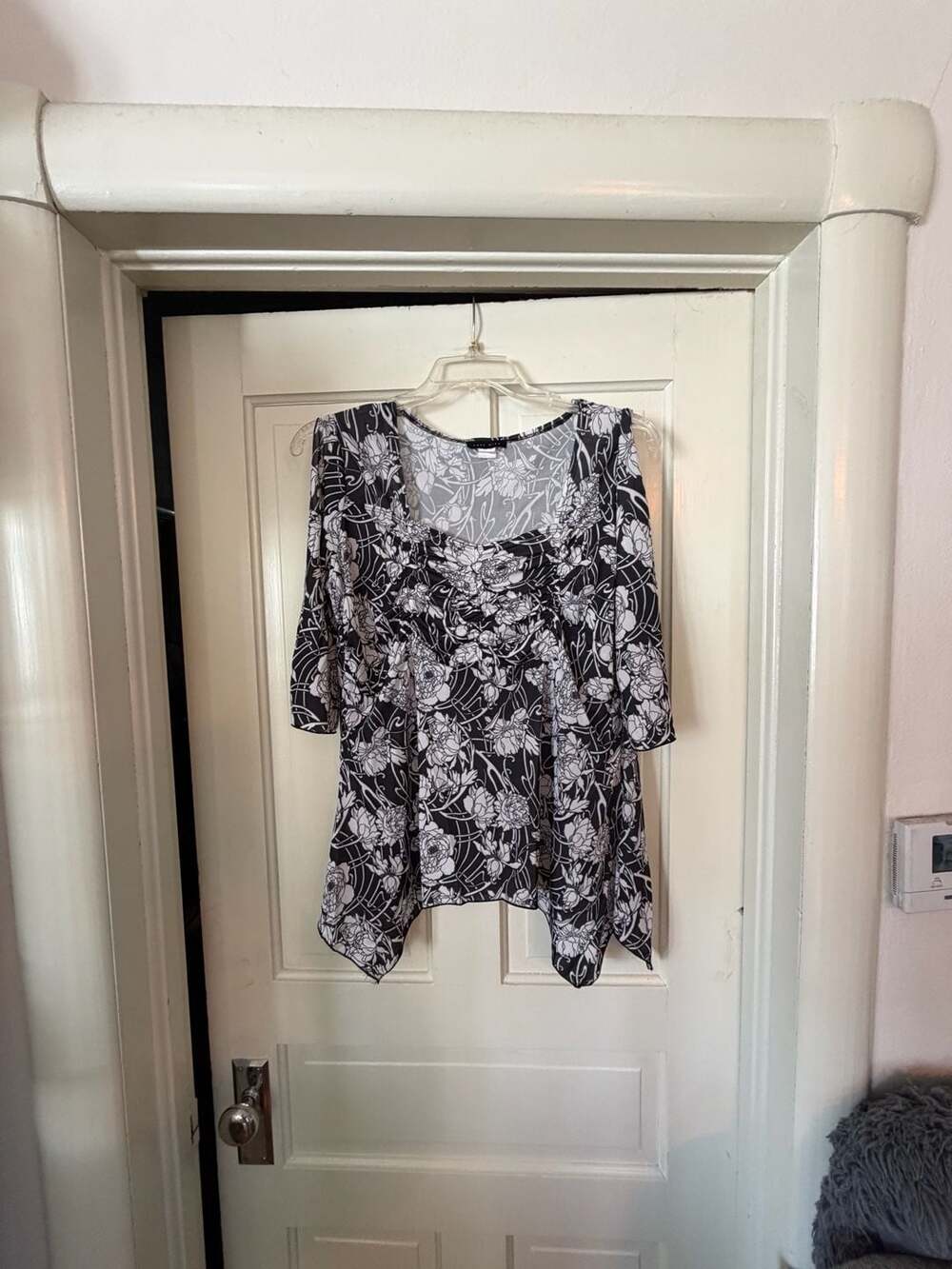 Can't Miss Floral Print Tunic Top Size L Black White 3/4 Sleeve